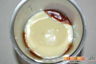 Flan de manzana asada, añadir la leche condensada
