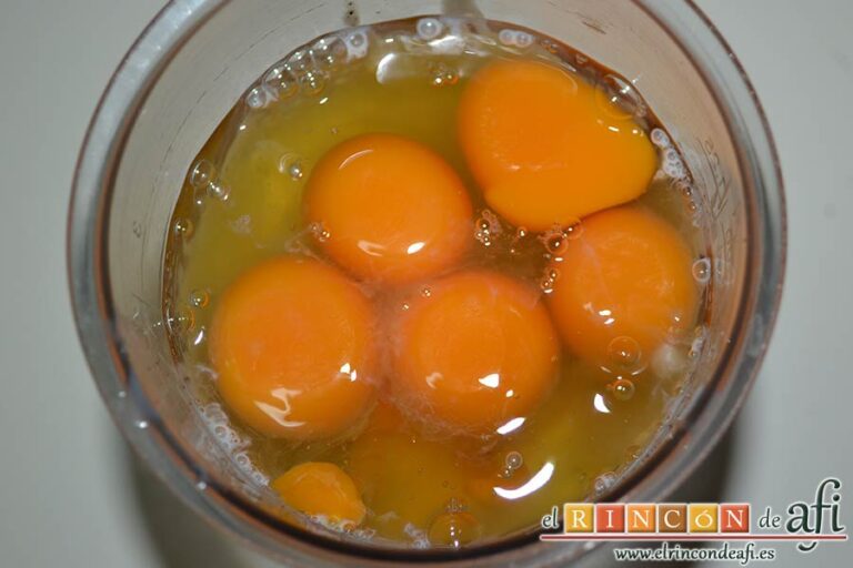 Flan de manzana asada, añadir los huevos