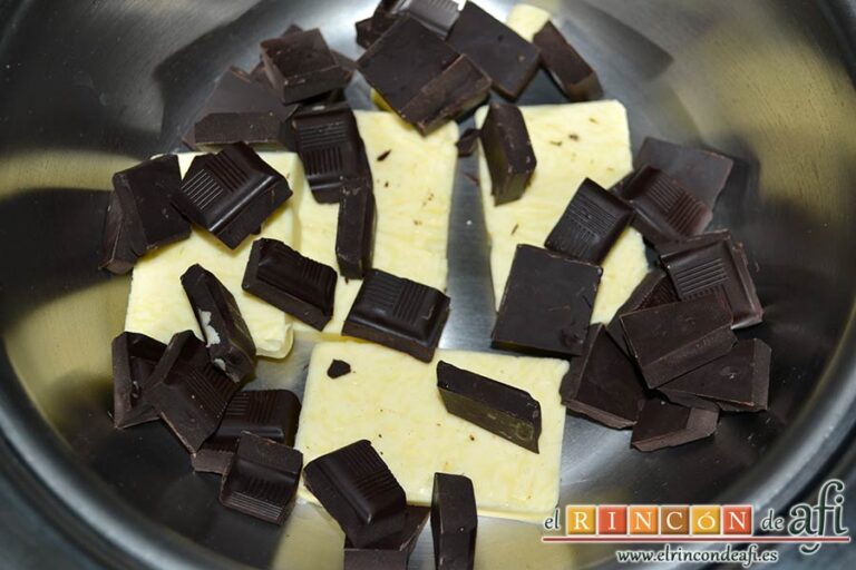 Magdalenas de chocolate, poner en un bol metálico el chocolate negro troceado y la mantequilla