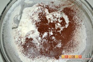Magdalenas de chocolate, tamizar en otro bol la harina, la levadura, la pizca de sal y el cacao en polvo