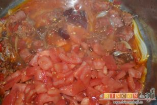 Papas guisadas con chistorra y chorizo, añadir los tomates pelados y troceados y la guindilla