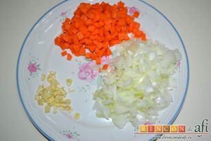 Plumas gratinadas con sofrito de tomate y zanahoria, pelar las zanahorias, los dientes de ajo y la cebolla y los picamos en trocitos
