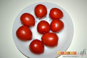 Plumas gratinadas con sofrito de tomate y zanahoria, lavar los tomates para escaldar