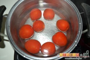 Plumas gratinadas con sofrito de tomate y zanahoria, escalfar