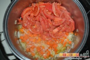 Plumas gratinadas con sofrito de tomate y zanahoria, trocear y agregar al caldero