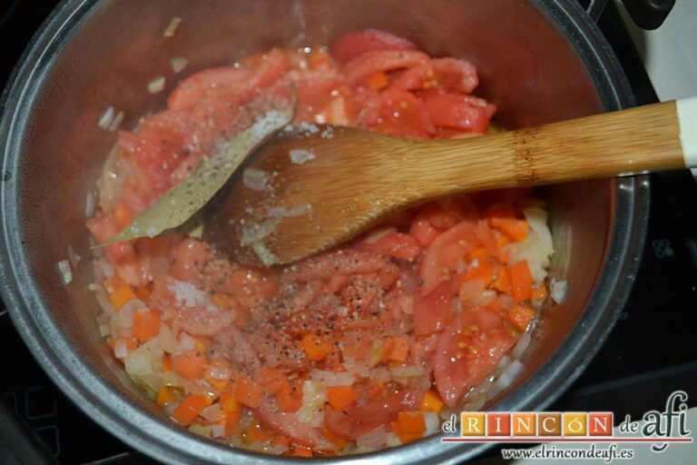 Plumas gratinadas con sofrito de tomate y zanahoria, remover y agregar la hoja de laurel lavada, un poco de sal gorda y pimienta negra molida