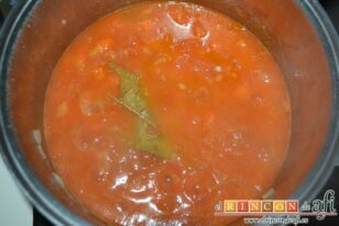 Plumas gratinadas con sofrito de tomate y zanahoria, verter el fino y el agua
