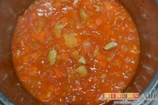 Plumas gratinadas con sofrito de tomate y zanahoria, trocear y añadir al sofrito