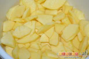 Tortitas de manzana, pelar, trocear y ponerlas en recipiente apto para microondas