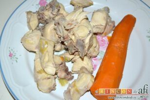 Arroz con pollo a mi estilo, poner en un plato la zanahoria y el pollo
