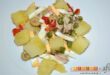 Ensaladilla de papas, verduras y filetes de caballa en aceite de oliva