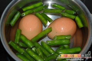 Ensaladilla de papas, verduras y filetes de caballa en aceite de oliva, sancochar en otro caldero los huevos y las habichuelas