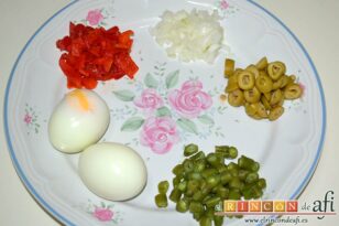 Ensaladilla de papas, verduras y filetes de caballa en aceite de oliva, trocear los demás ingredientes