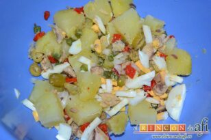 Ensaladilla de papas, verduras y filetes de caballa en aceite de oliva, aliñar y remover