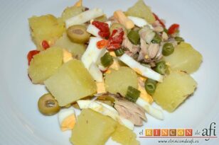 Ensaladilla de papas, verduras y filetes de caballa en aceite de oliva, sugerencia de presentación