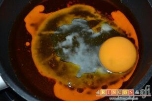 Huevos a la flamenca, freír un huevo por comensal y añadir
