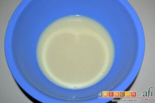 Mousse de limón, poner la leche condensada en un bol grande