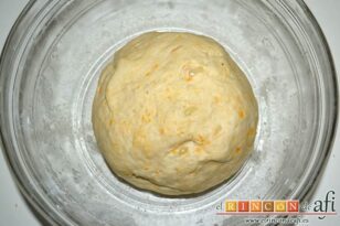 Pan de cebolla y queso, amasar, formar una bola y ponerla en un bol engrasado