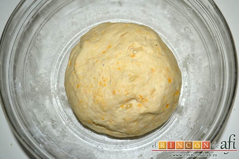 Pan de cebolla y queso, amasar, formar una bola y ponerla en un bol engrasado
