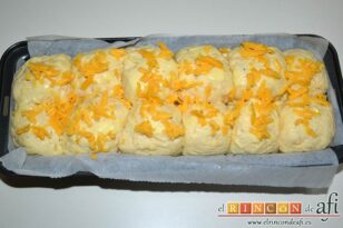 Pan de cebolla y queso, espolvorear con queso rallado