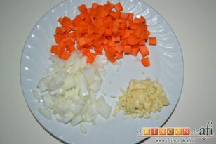 Revuelto de verduras con arroz y bacon, preparar una fritura con las verduras elegidas en éste caso cebolla, ajo y zanahoria que pelamos y picamos en cuadraditos