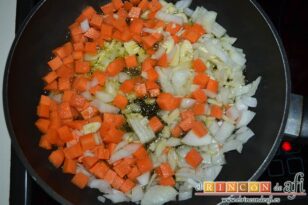 Revuelto de verduras con arroz y bacon, sofreír en sartén