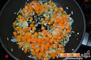 Revuelto de verduras con arroz y bacon, dejar hasta que la cebolla transparente