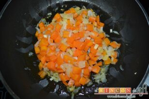 Revuelto de verduras con arroz y bacon, retirar algo de aceite si es mucho