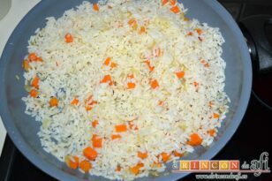 Revuelto de verduras con arroz y bacon, agregar el arroz