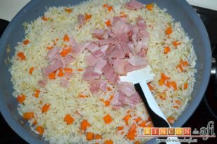 Revuelto de verduras con arroz y bacon, dorar el bacon y añadirlo al arroz con fritura