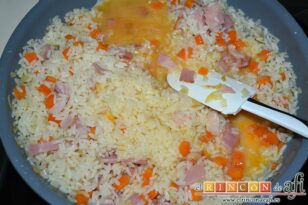 Revuelto de verduras con arroz y bacon, volcarlos sobre la mezcla