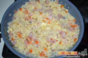 Revuelto de verduras con arroz y bacon, remover y dejar que el huevo cuaje