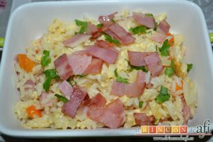 Revuelto de verduras con arroz y bacon, sugerencia de presentación