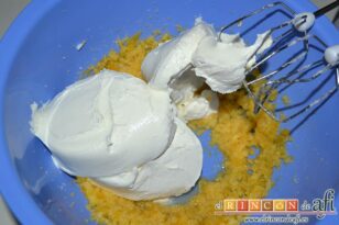 Tarta de queso cremosa, incorporar el queso crema