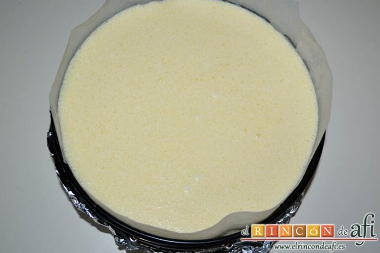 Tarta de queso cremosa, volcar la mezcla en el molde