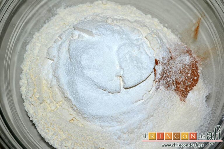 Bizcocho de nata y manzana, en otro bol tamizar la harina de repostería, la levadura, la sal y la canela en polvo