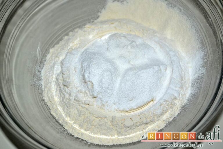 Bizcocho de yogur con crema pastelera, tamizar la harina y la levadura en polvo