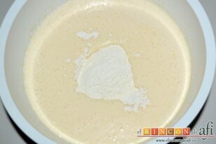Bizcocho de yogur con crema pastelera, agregar a la mezcla anterior de un par de veces
