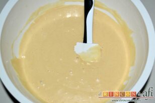 Bizcocho de yogur con crema pastelera, terminar de mezclar con lengua