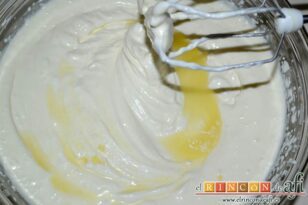 Charlota de frutas de temporada, batir la nata con la leche condensada y añadir el zumo de limón
