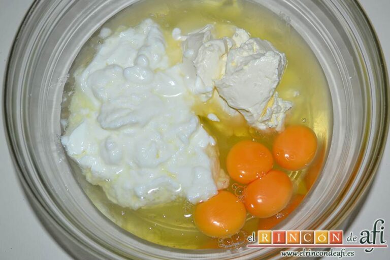Pastel de queso con manzana, poner en un bo grande los huevos, los 100 gramos de azúcar, los dos yogures y la nata