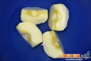 Pastel de queso con manzana, pelar las manzanas y ponerlas en agua con limón