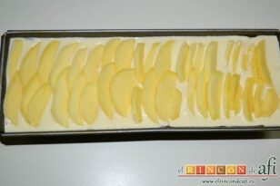 Pastel de queso con manzana, laminarlas y ponerlas sobre el bizcocho