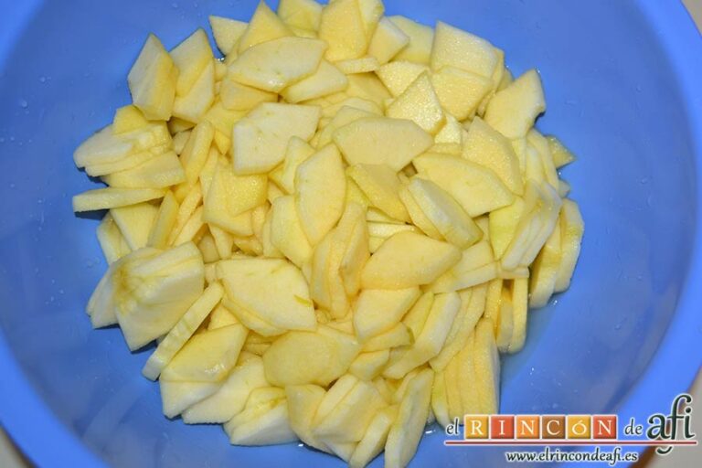 Tarta de manzana a capas, cortar en láminas las manzanas y ponerlas en un bol con zumo de limón