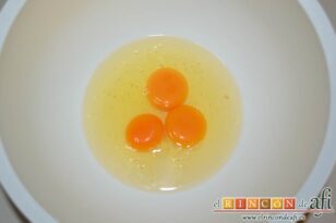 Tarta de manzana a capas, poner los tres huevos en otro bol