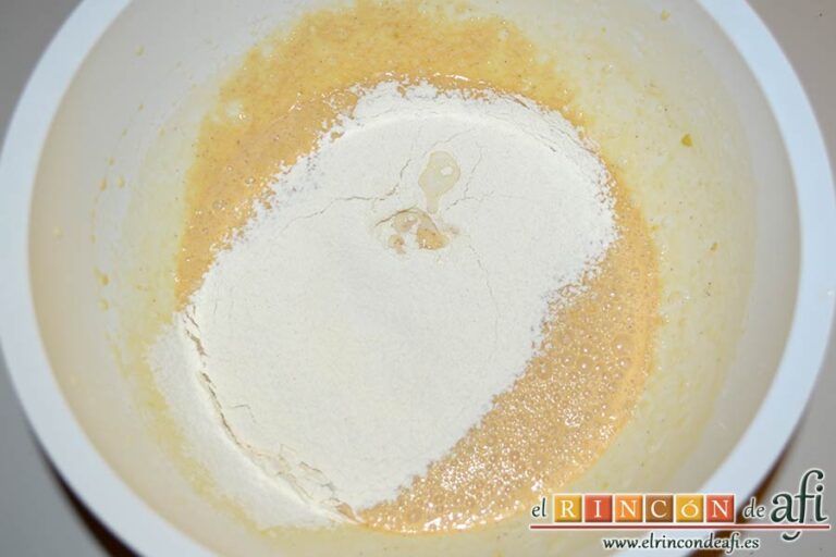 Tarta de manzana a capas, mezclar en otro bol la harina con la levadura, tamizar la mitad y añadirla a la mezcla junto con la leche