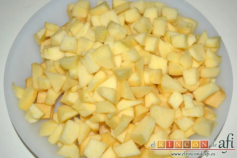 Apple Strudel con pasta filo, trocear las manzanas y rociar con zumo de limón