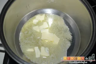 Apple Strudel con pasta filo, derretir la mantequilla en un caldero