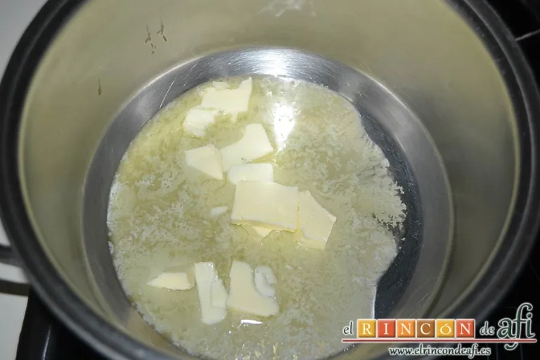 Apple Strudel con pasta filo, derretir la mantequilla en un caldero