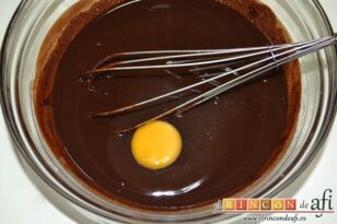 Brownie cheesecake, añadir los huevos de uno en uno